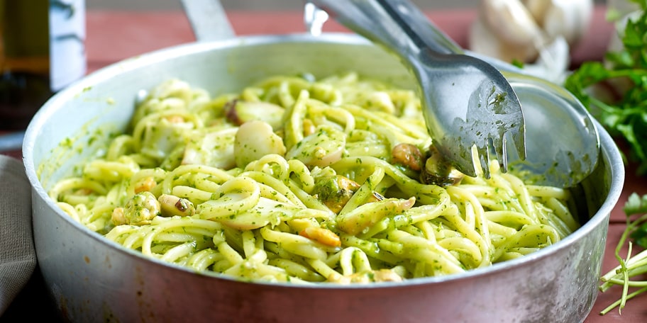 Linguine met zeevruchten en peterselie