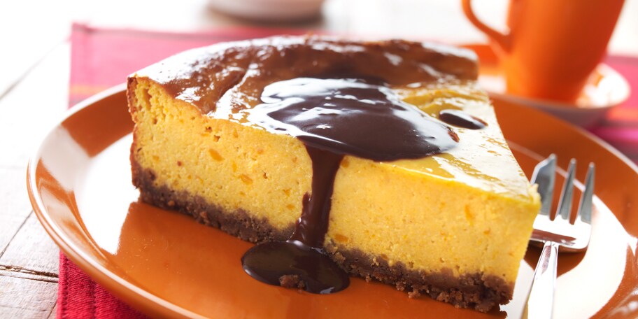 Cheesecake met kastanjepompoen, speculoos en chocoladesaus