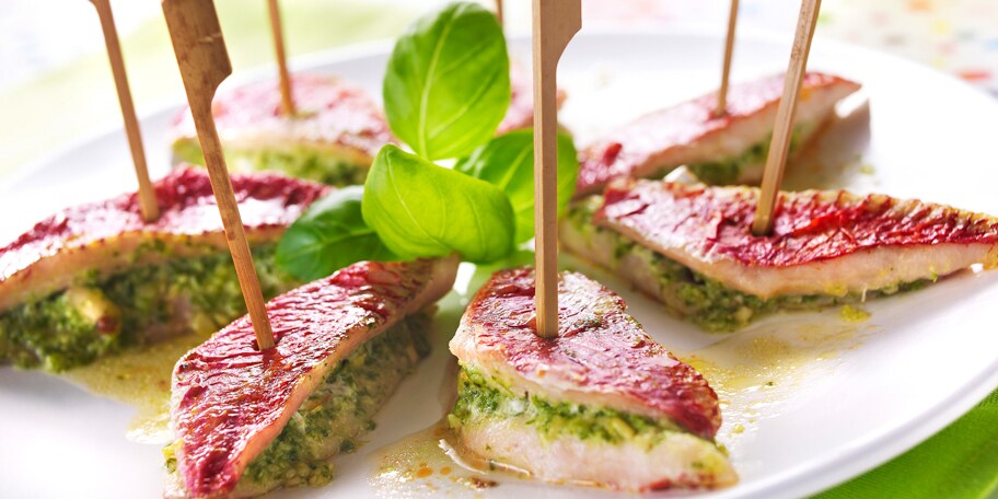 Tompoes van zeebarbeel met pesto