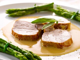 Varkenshaas met saus van melk met salie