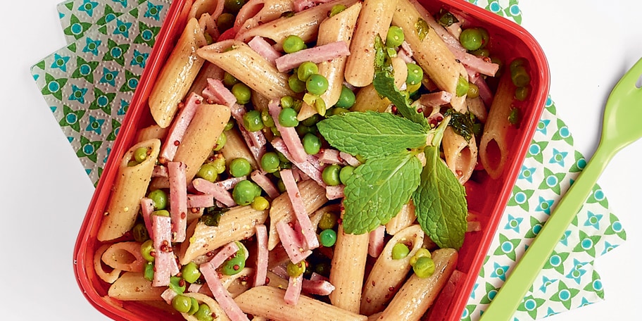 Salade van volkorenpasta met erwtjes, munt en ham