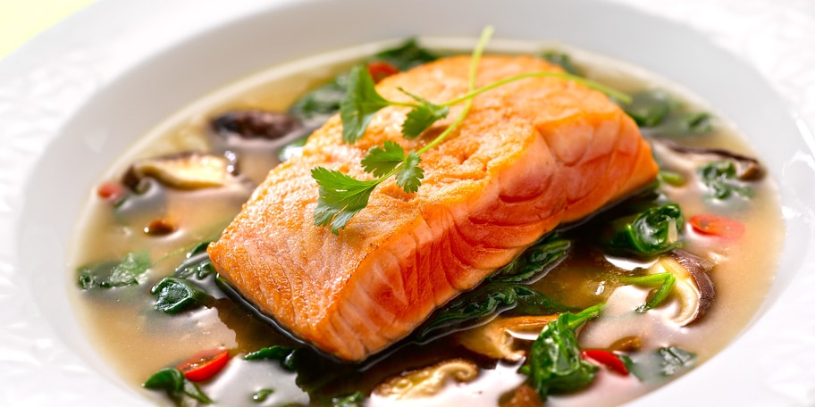 Gegrilde zalm en zijn bouillon met shiitakes