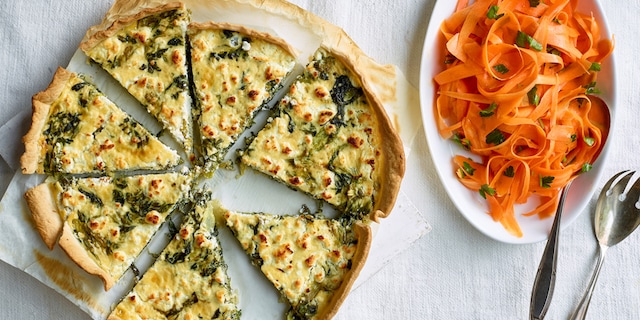 Quiche met kropsla en geitenkaas, wortelsalade