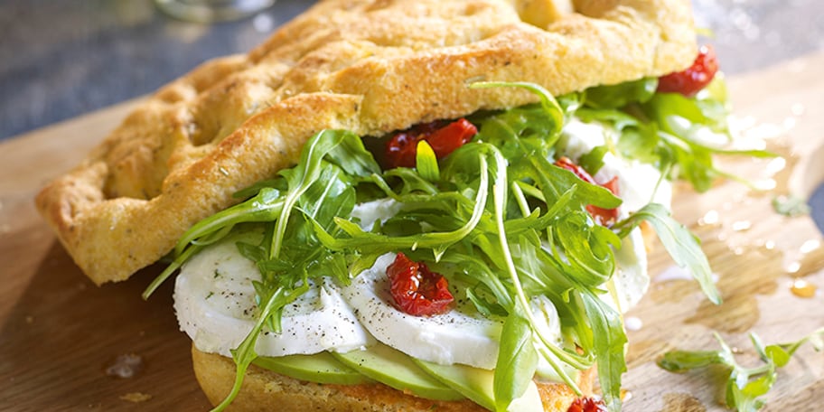 Ciabatta, puree van rauwe tomaat op Italiaanse wijze, mozzarella di bufala, avocado, rucola