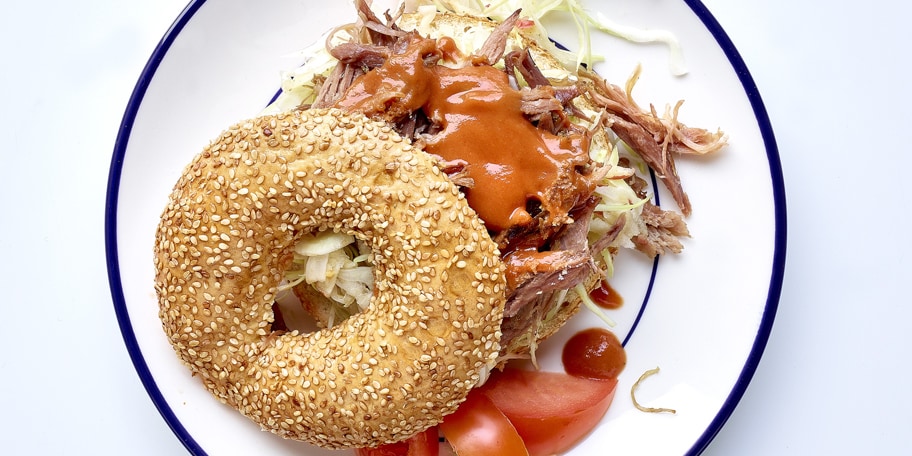 Bagel de « pulled pork » au chou blanc et sauce BBQ