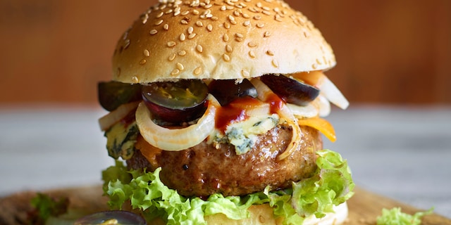 Hamburger: De Angus beef / stilton saus met whisky