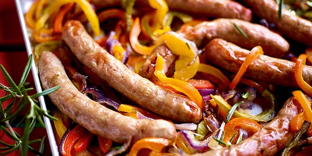 Chipolatas rôties au romarin et aux poivrons
