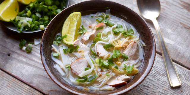 Potage Phô au poulet fumé