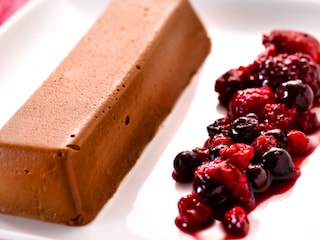 Marquise de nougat de Montélimar et compote tiède aux fruits rouges