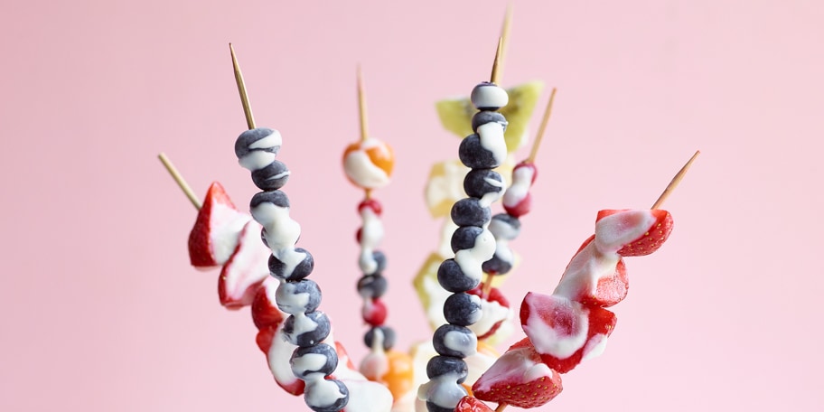 Brochettes de fruits glacés au yaourt