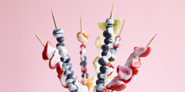 Fruitbrochettes met yoghurtdressing