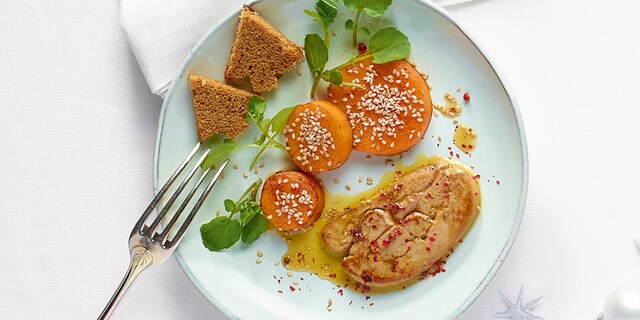 Gebakken ganzenlever met roze peper en gebraden butternutpastilles met sesam