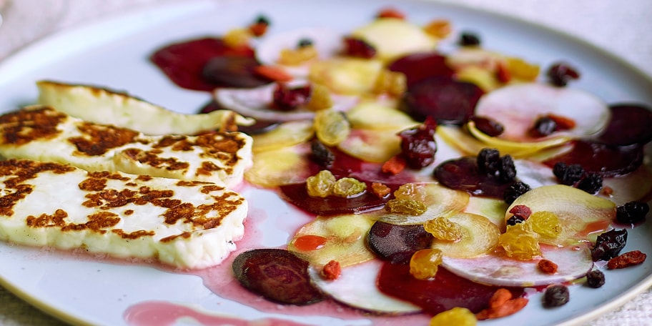 Salade de betteraves au halloumi grillé et à la vinaigrette de Kriek