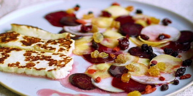 Salade de betteraves au halloumi grillé et à la vinaigrette de Kriek