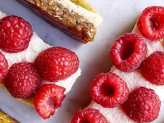 Barres de granola à la crème de mascarpone et aux framboises