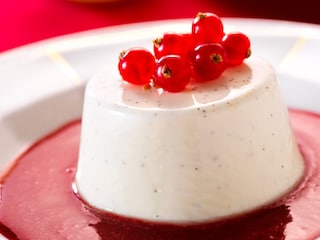 Panna cotta met vanille en rode saus