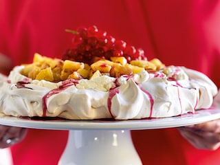 Pavlova met mini-ananas en granaatappelsiroop