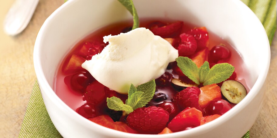 Soep van rabarber met rood fruit en vanille-ijs