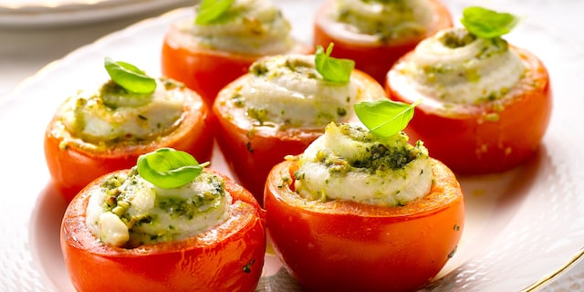 Tomaten gevuld met tongrolletjes met pesto