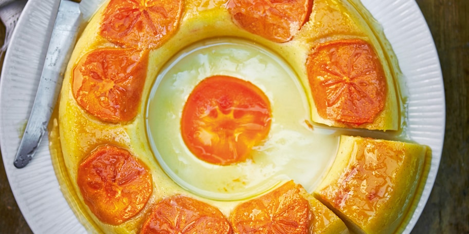 Kroon van griesmeel met karamel en kaki