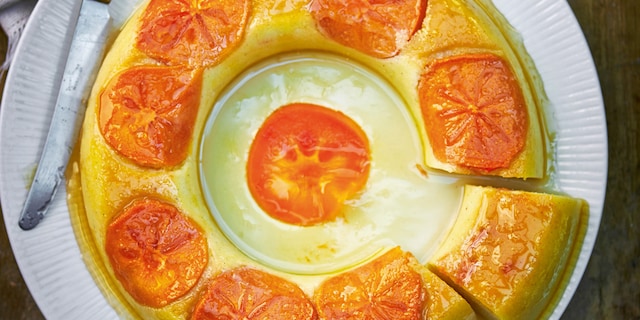 Kroon van griesmeel met karamel en kaki