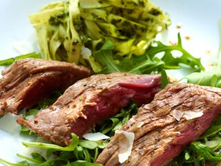 Biefstuk met rucola en pasta pesto