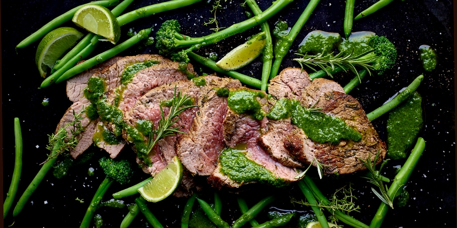 Rosbief met groene groenten en waterkerssalsa