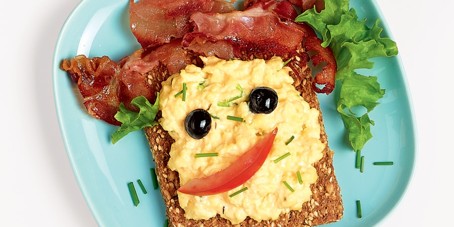 Toastbrood roerei met bieslook en krokant gebakken bacon