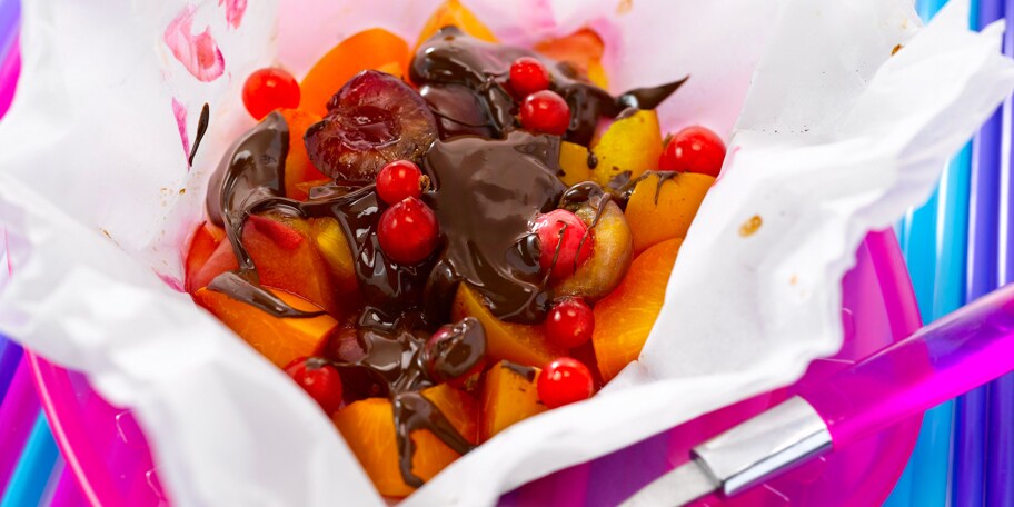 Fruit met chocolade in papillot