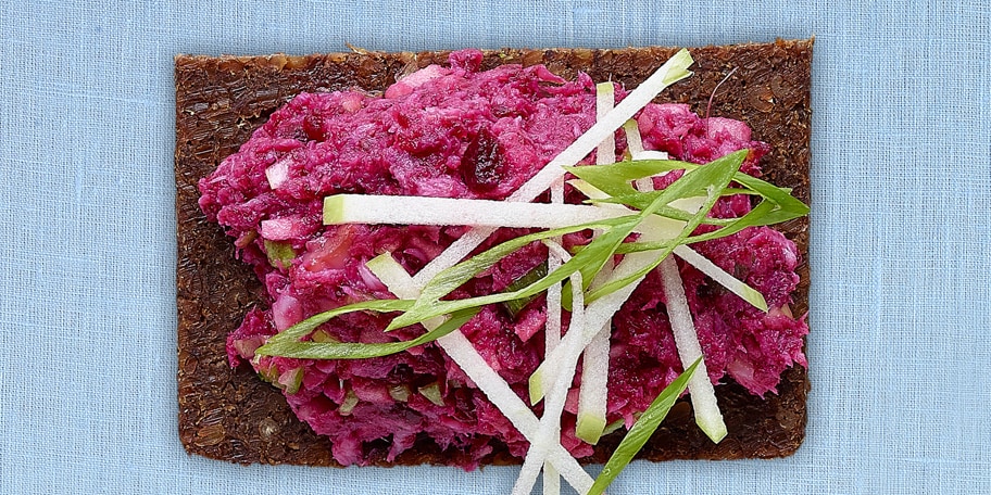 Rillettes van gerookte forel met rode biet, lente-ui en groene appel