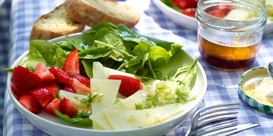 Salade van jonge spinazieblaadjes met aardbeien en manchego