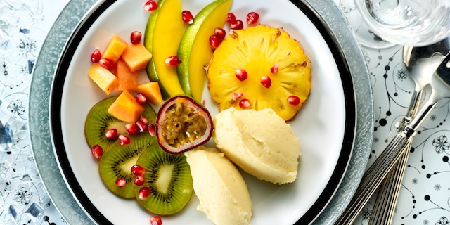 Sorbet van piña colada met exotische fruitsla