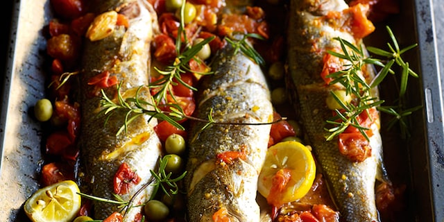 Zeebaars met tuinkruiden en gekonfijte tomaten