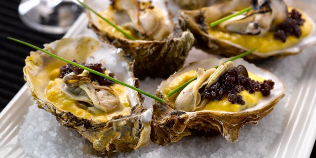 Oesters met champagne, roerei en kaviaar