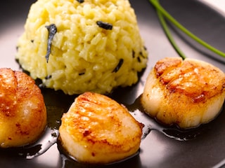 Petit risotto au champagne et à la truffe, noix de Saint-Jacques au beurre salé