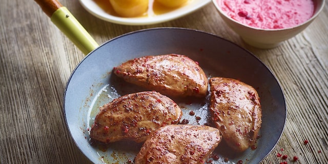 Filets de faisan au poivre rose, sauce aux cranberries et reinettes pochées au miel