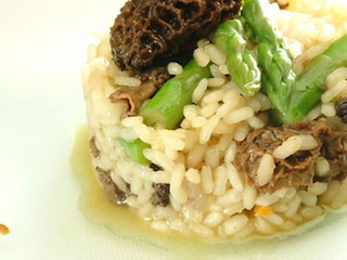 Risotto aux morilles et pointes vertes