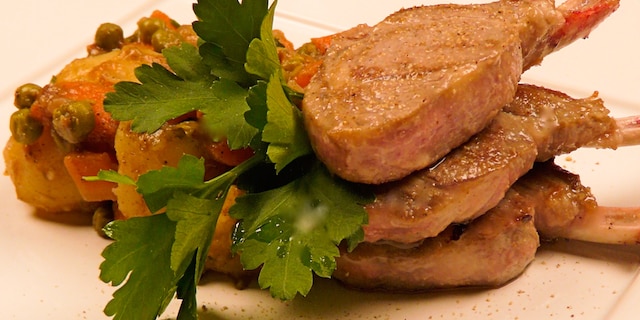 Côtes d’agneau et poêlée de légumes au curcuma