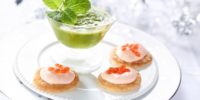 Emulsie van doperwten met munt en blinis met room van gerookte zalm