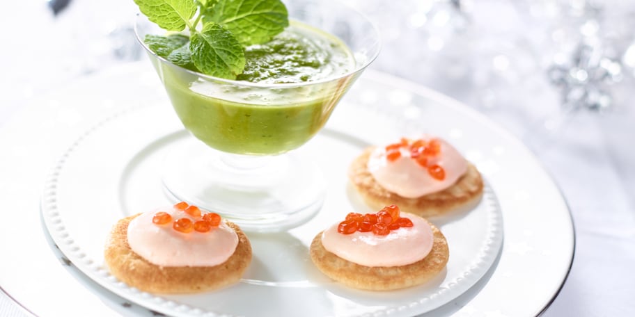 Emulsion de petits pois à la menthe et blinis à la crème de saumon fume