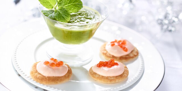 Emulsion de petits pois à la menthe et blinis à la crème de saumon fume