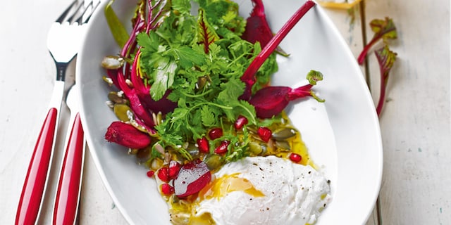 Gepocheerde eieren, salade van rode bieten met superzaden, vinaigrette van mandarijn