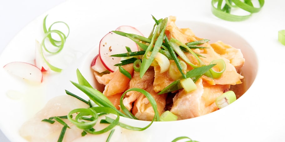 Moelleux van zalm, sint-jakobsplakjes met limoenolie, auberginecaviaar, geconcentreerd zeewiersap