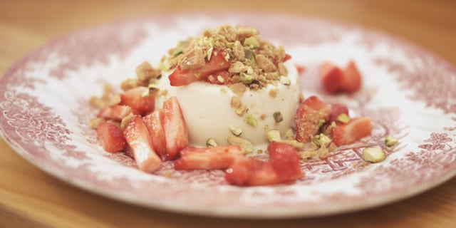 Panna cotta van witte chocolade met aardbeien en crunch