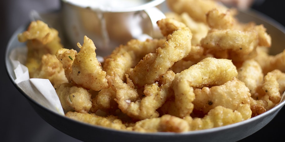 Wijtingbeignets met kruidenyoghurtdip