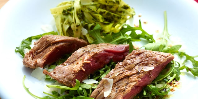 Biefstuk met rucola en pasta pesto