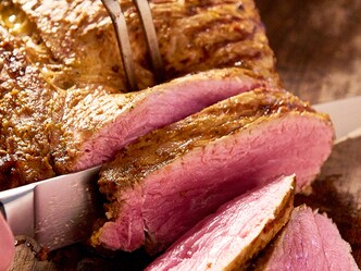 Côte à l’os marinée et salade tomates-poivrons