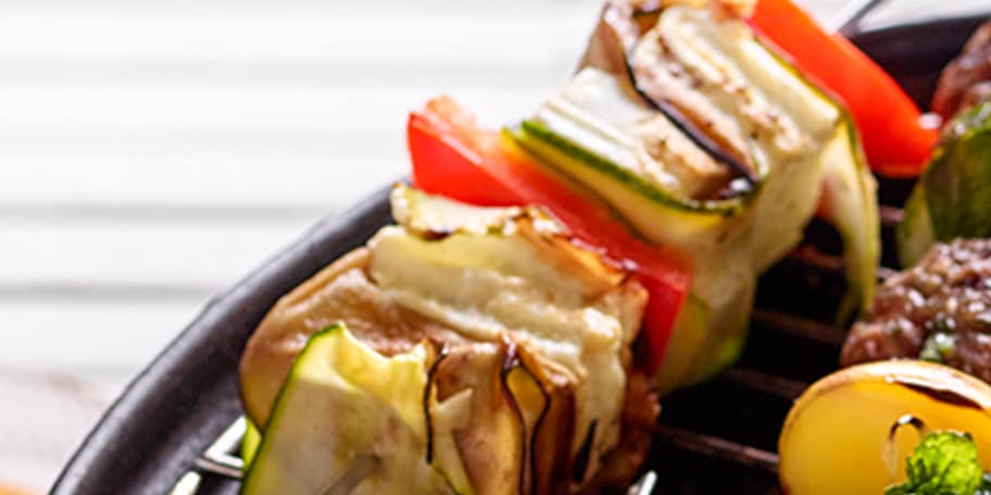 Brochettes de feta, aubergine et courgette