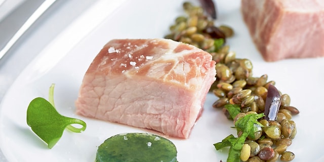 Filet pur van pata negra op lage temperatuur, lauwe salade van linzen en zwarte olijven