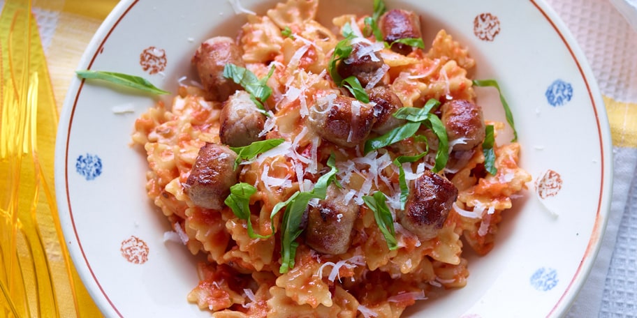 Farfalle met tomatensaus, basilicum en chipolata